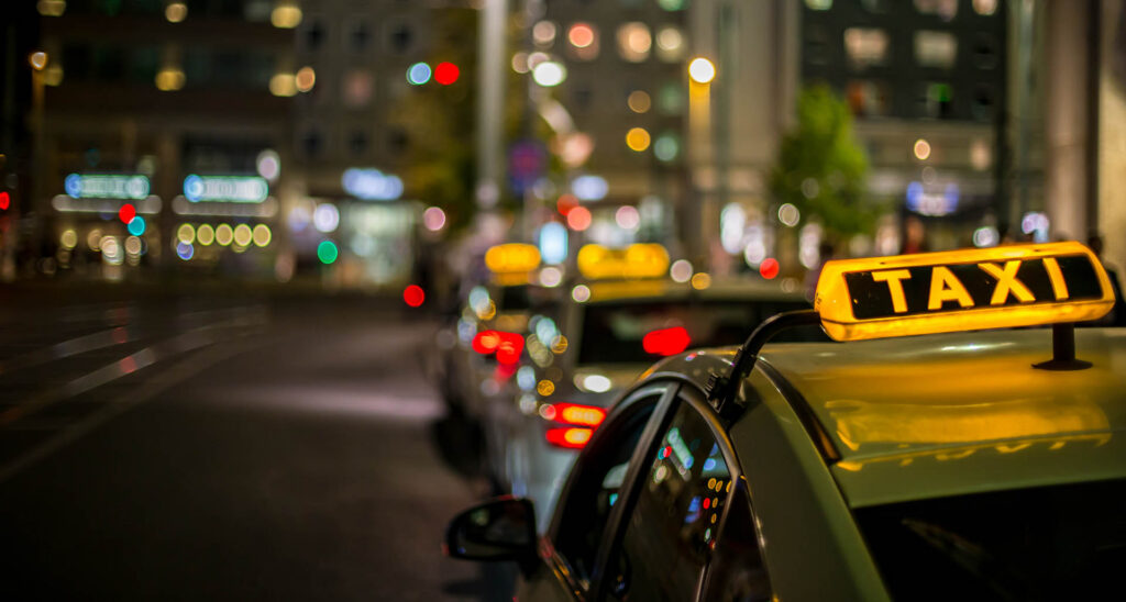 nachts warten Taxis auf Fahrgäste